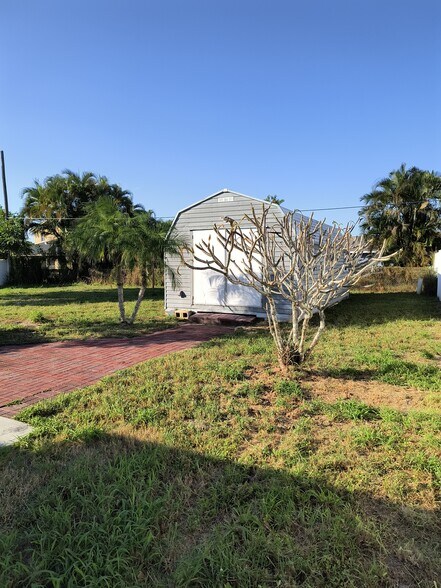 HUGE SHED AT THE BACK - 399 SE Oakridge Dr