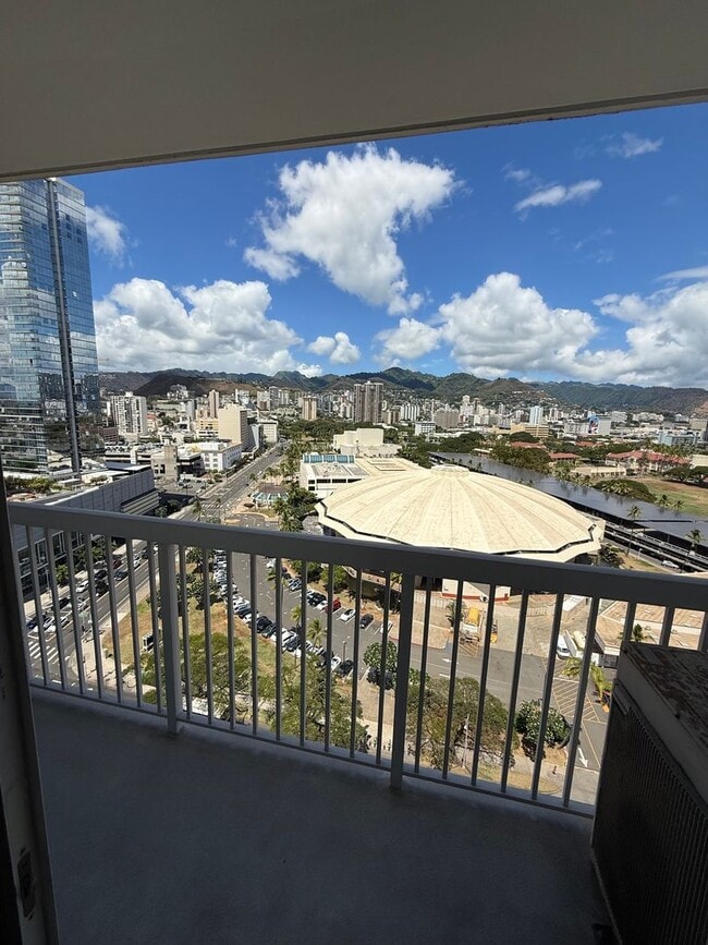 Building Photo - Great Location! 1/1/1 with beautiful mount...