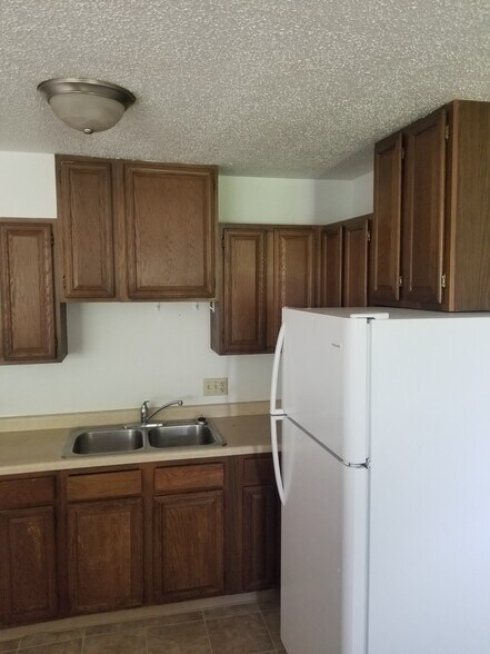 Building Photo - 1112 Oakview Dr