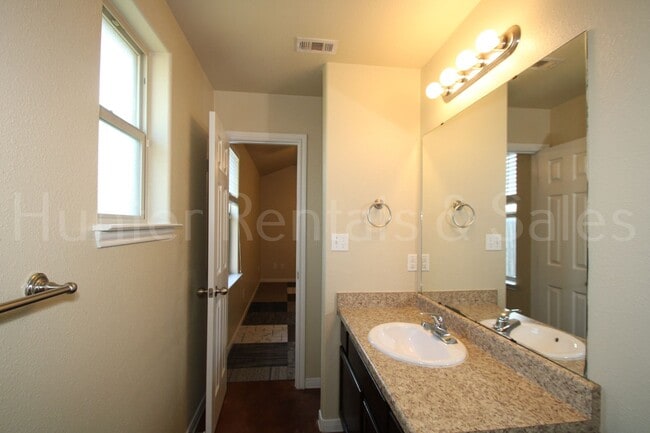 Building Photo - Beautiful 3 Bedroom Duplex