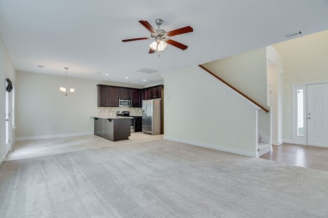 Building Photo - Canterbury Farms 3 Bed 2.5 Bath!