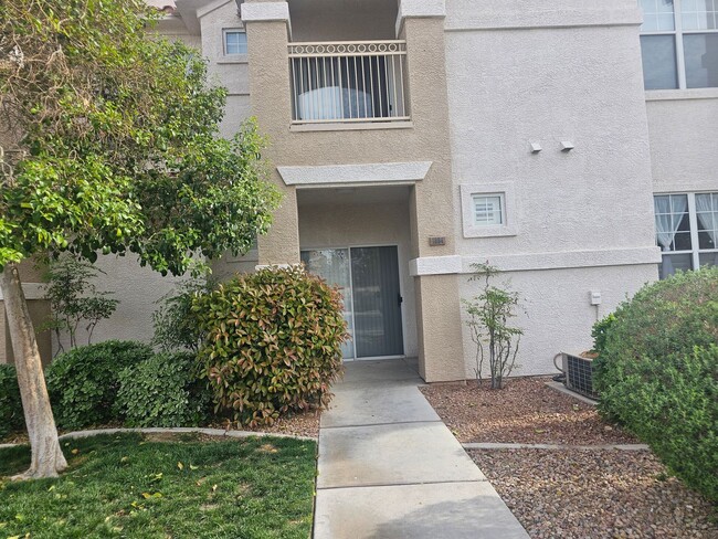 Primary Photo - 2 Bedroom Townhome for Rent