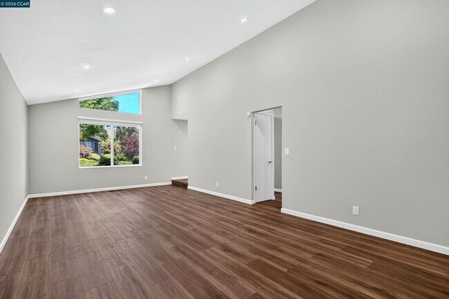 Building Photo - 121 Violet Rd