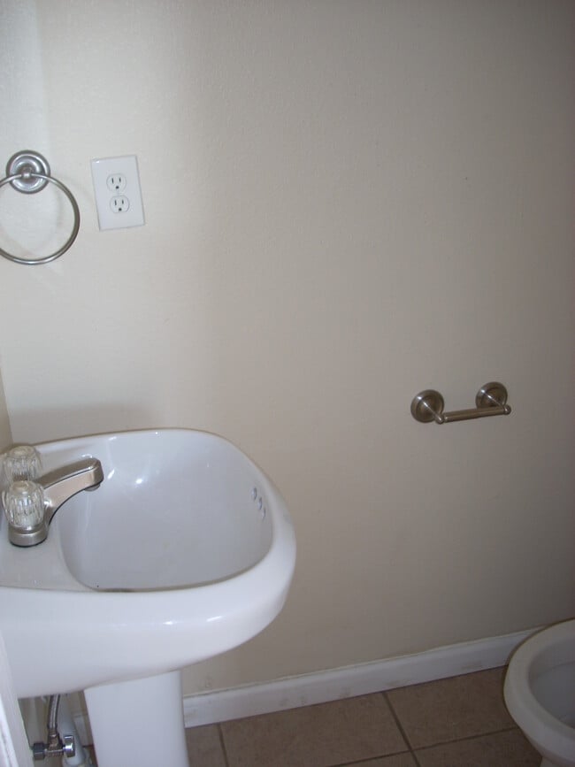 Building Photo - 3613 Golden Dr