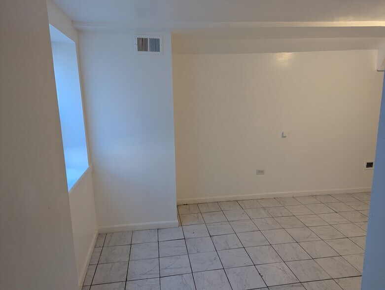 Building Photo - 1318 S Kolin Ave