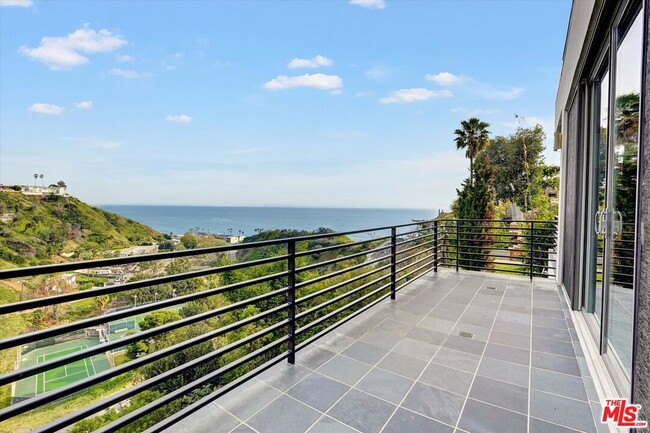 Building Photo - 3850 Rambla Orienta