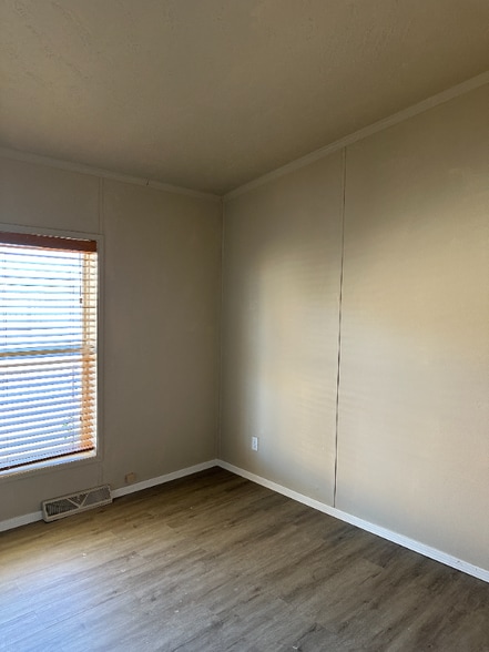 Building Photo - 1800 E Third Ave