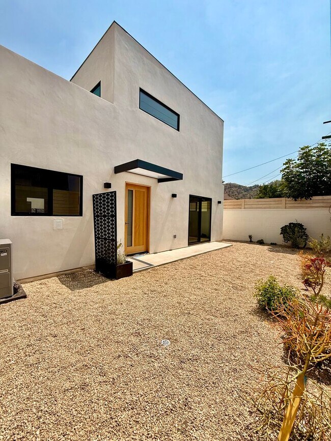 Building Photo - 2427 Shoredale Ave