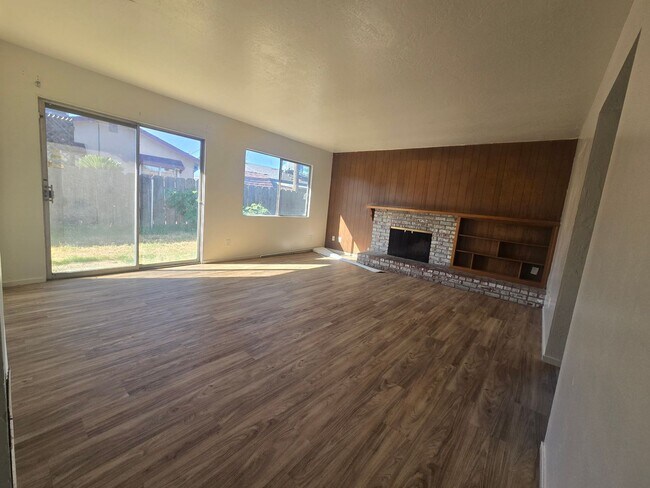 Building Photo - 3 Bedroom 2 Bathroom Home for Rent in Hanford
