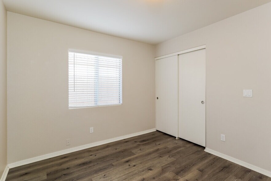 Building Photo - 2214 E Aire Libre Ave