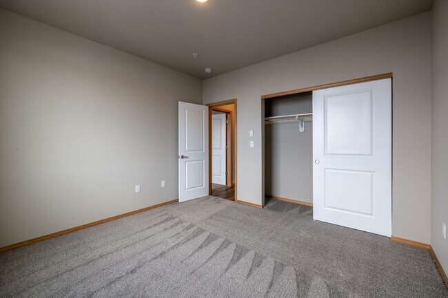 Building Photo - Beautiful 2 Bedroom/ 2 Bath Apartments Lea...