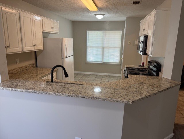 Bar height Sitting area - 911 Cammaron Way