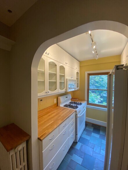 Building Photo - 909 E St SE