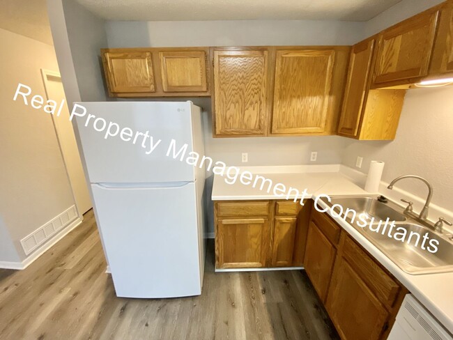 Building Photo - Redbud Ridge 7