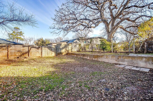 Building Photo - "Charming 2-Bedroom Duplex with Granite El...