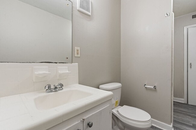 Building Photo - Celeste Manor - 1 Bedroom / 1 Bathroom, Updated