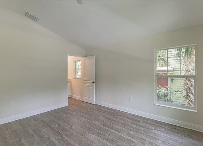Building Photo - 305 W Gladys St