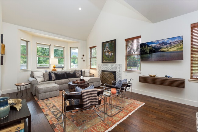 Building Photo - 405 Meadow Ct