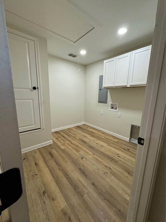 Building Photo - 926 Poplar St