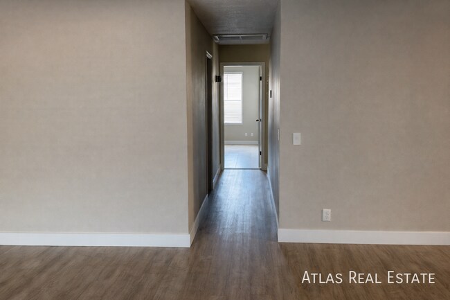 Building Photo - 528 W La Jolla Dr