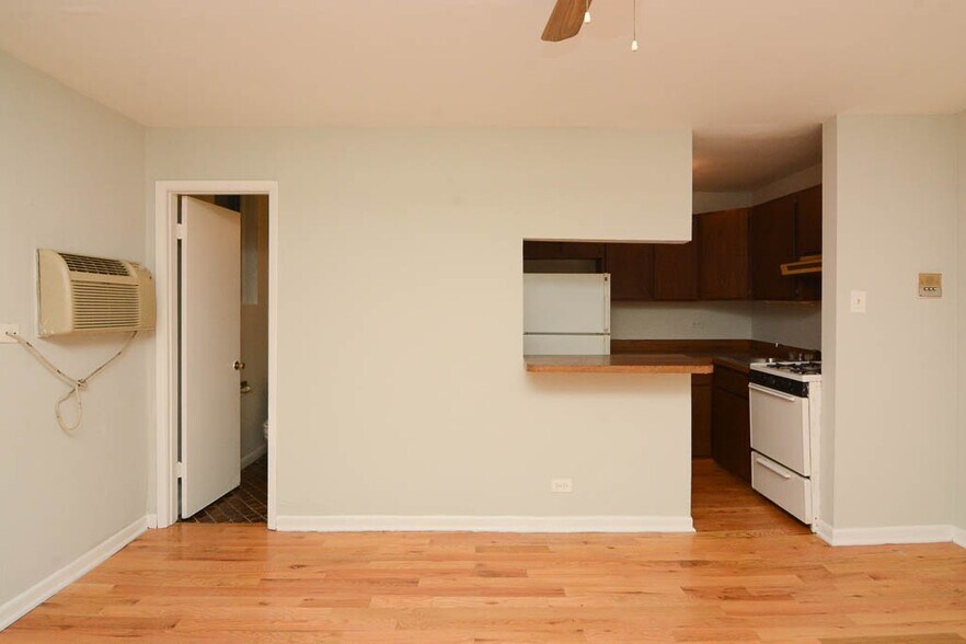 Building Photo - 840 W Wolfram St