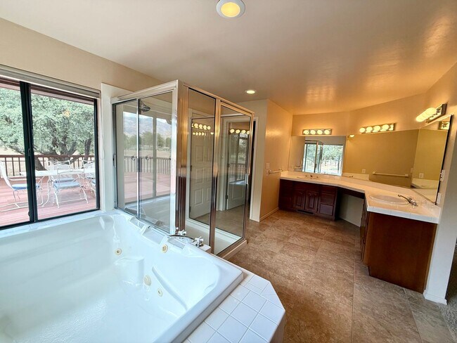 Building Photo - Custom home on 3 acres in Williamson Valley