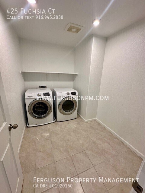 Building Photo - 425 Fuchsia Ct