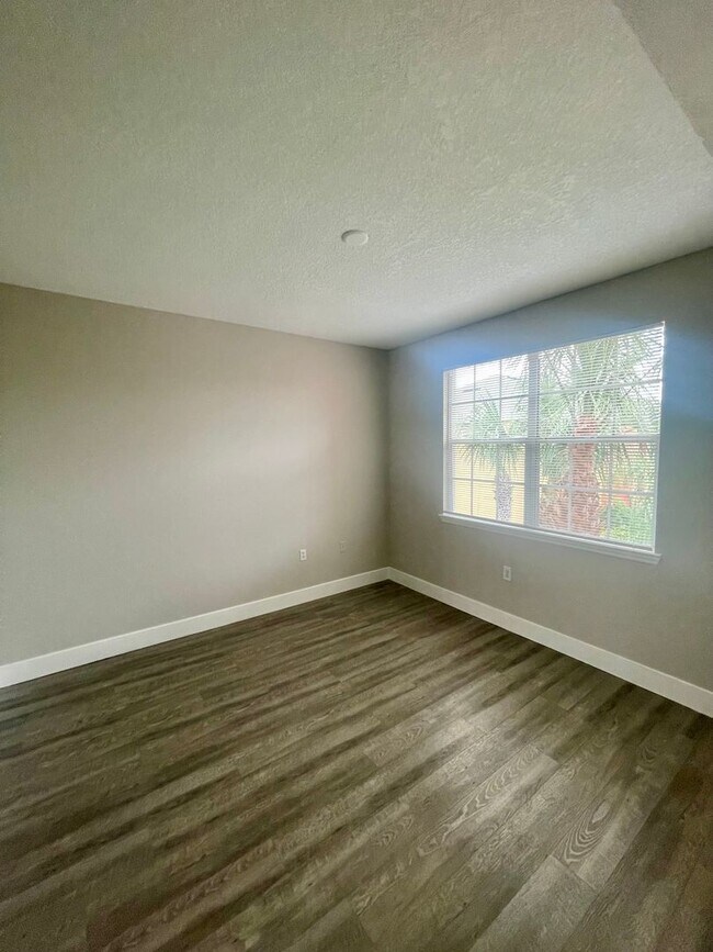 Building Photo - 1 Bedroom / 1 Bath Condo in Gated Communit...