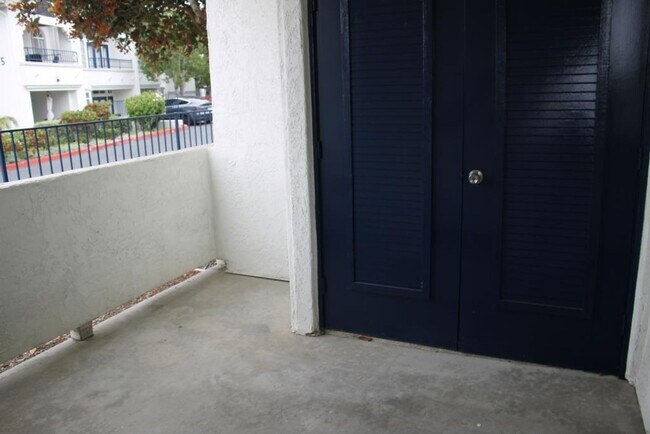 Building Photo - 2Bed/2Bath End Unit in Gated Community~ Ra...