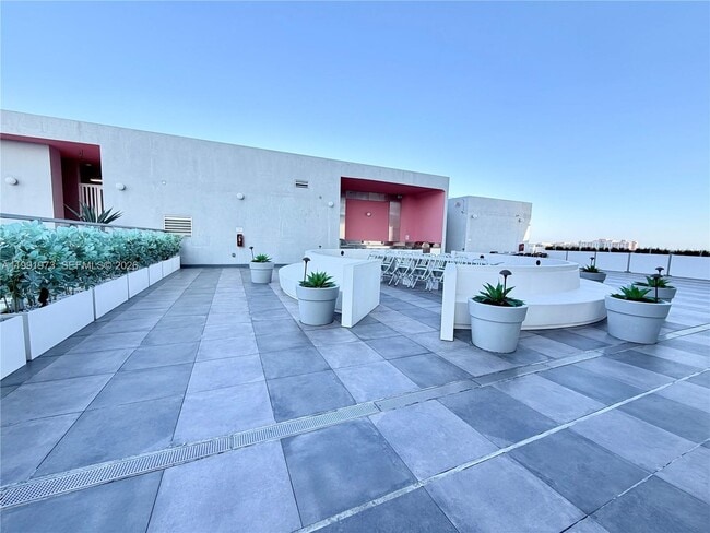 Building Photo - 2000 Metropica Wy