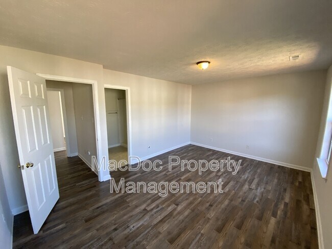 Building Photo - 105 Raquel Ct