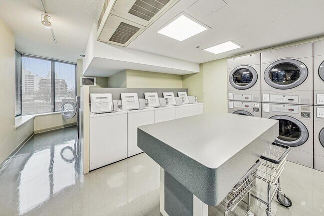 Building Photo - 400 N La Salle Dr