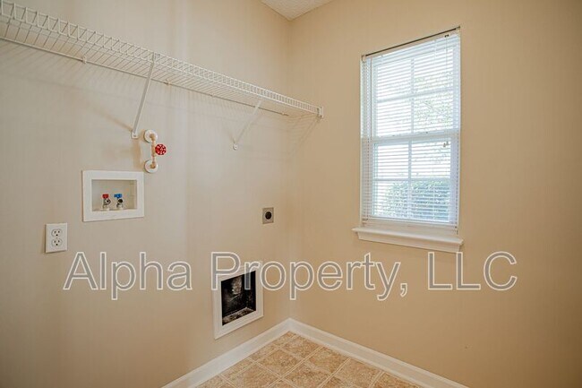 Building Photo - 305 Riello Dr