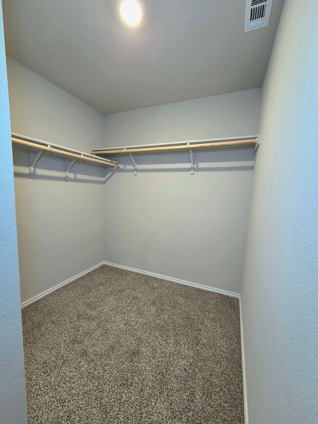 Building Photo - Open Concept 3 Bed 2 Bath