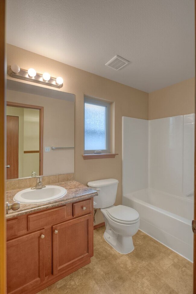 Building Photo - SOUTH SEATTLE HOME WITH YARD & 2 CAR GARAGE!