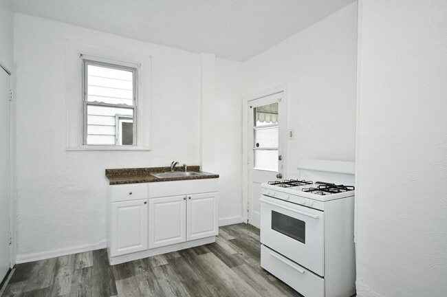 Building Photo - Updated 3 bed/1 bath House with garage!