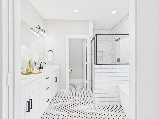 Building Photo - 6310 Norland St