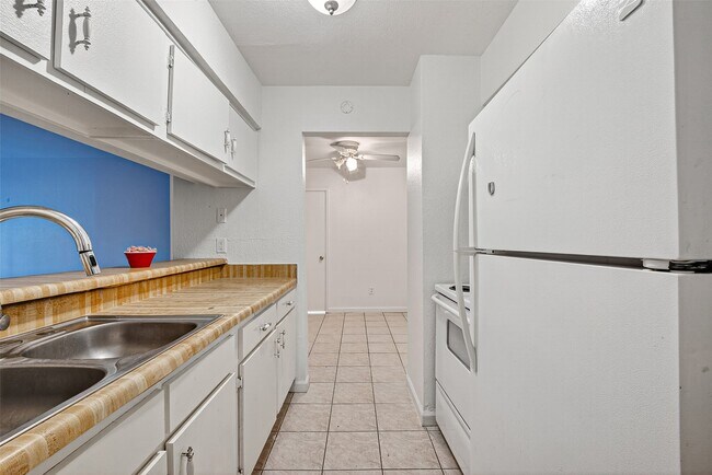 Building Photo - 7200 Clarewood Dr