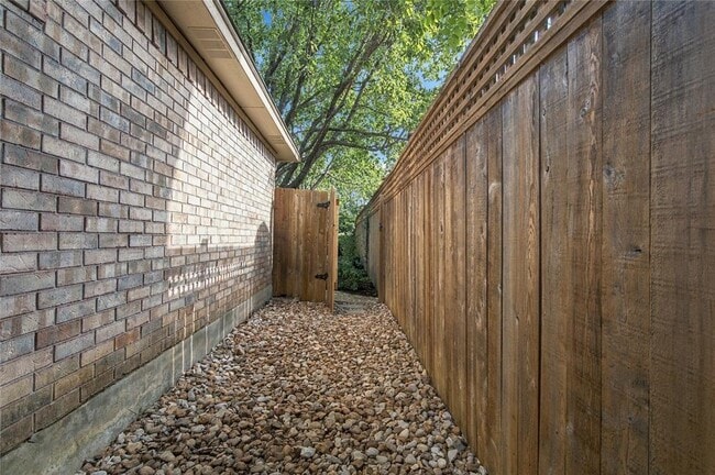 Building Photo - 3120 Cohoba Dr