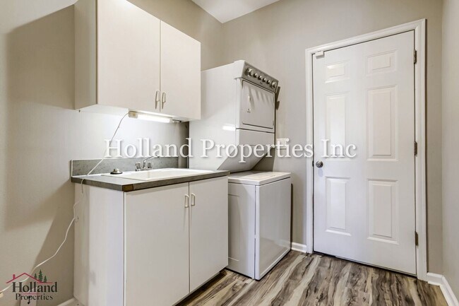 Building Photo - 4914 NW Huserik Dr