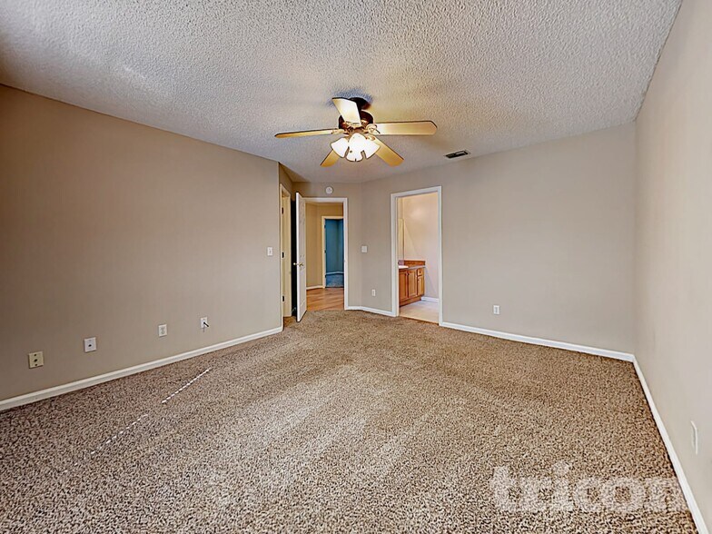 Building Photo - 4303 Hanging Moss Dr