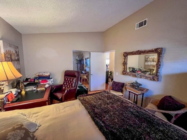 Building Photo - 2 bedroom Temecula home with a big backyar...