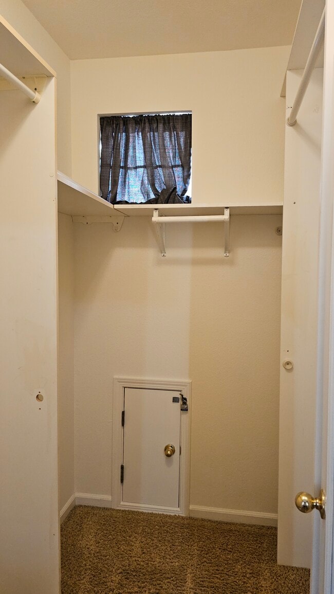 Building Photo - 5012 Crest Dr