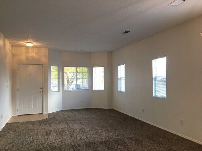 Building Photo - 3BR/2Living in Enchanted Hills!