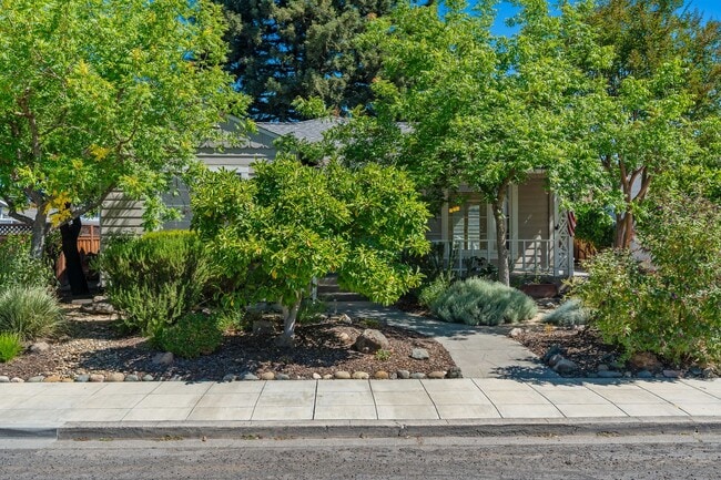 Building Photo - Downtown Napa 3 bed 2 bath single level home