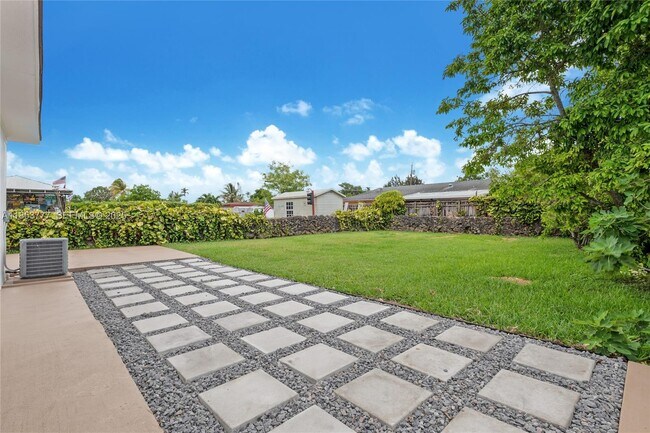 Building Photo - 2811 SW 65th Ave