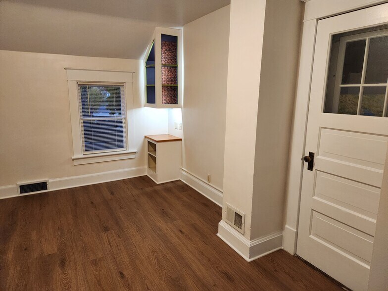 Building Photo - 614 Isabella St