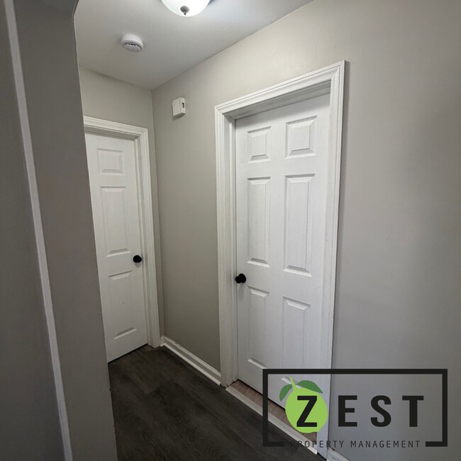 Building Photo - Amazing 3bed 1Bed- $1200