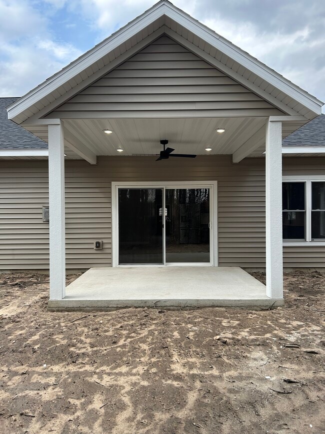 Building Photo - 1112 Reserve St N