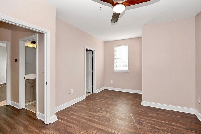 Building Photo - Beautiful 1-Bedroom Corner Unit - Just minutes from Uptown Charlotte!